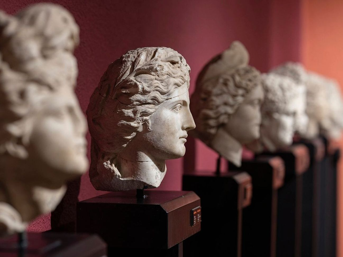 Mitolojinin gizemleri içinde saklı, tanrılar savaşı hikâyeleri ve Kronos ile Zeus'un krallık mücadelesi